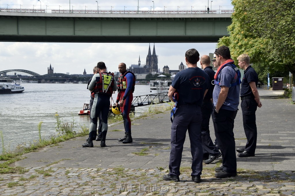 Uebung BF Taucher und Presse Koeln Zoobruecke Rhein P117.JPG - Miklos Laubert